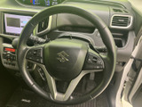 手に触れる位置にスイッチ類が配置され、運転姿勢を保ちながら各種操作に活用できます。メーターや画面と合わせて視認しやすく、毎日の運転で使いやすさに配慮された装備です。