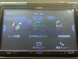 目的地検索やソース切替など、よく使うメニューが画面上に分かりやすく並びます。設定や電話のメニューにもアクセスしやすく、ナビやオーディオを日常の移動に合わせて活用できる便利な装備です。