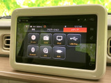 ディスクやラジオ、テレビなどのメディアが一覧で表示され、使いたい音源を見つけやすい画面です。BluetoothやUSBなど複数の選択肢があり、日常の移動を快適にします。