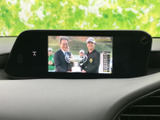 画面には映像コンテンツが表示され、停車中のひとときに映像を楽しめます。必要な情報を確認しやすいモニターを備えており、車内での待ち時間にも活用いただけます。
