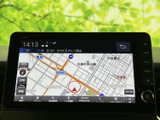 地図を画面上で確認でき、現在地や周辺の道路を把握しやすいナビゲーションです。タッチ操作に対応した画面と周囲のボタンがまとまり、目的地設定やオーディオ選択を行いやすい配置です。