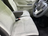 明るい色合いのシートとドア内張りで、運転席まわりは落ち着いた雰囲気。座面と背もたれにゆとりがあり、乗り降りの際も見通しのよい室内で過ごせます。