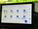 画面上に各種メニューが整理され、必要な項目を見つけやすい構成です。ナビや連携機能など、日々の移動をサポートする装備を活用できます。