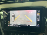 ギアをリバースに入れると車両後方の映像を映し出します。画面にはガイドラインが表示され、車庫入れや縦列駐車などの際に安全確認をサポートします。