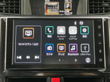 画面にはテレビやラジオ、電話、スマートフォン連携などのメニューが表示され、必要な項目を見分けやすい構成です。タッチ操作で選びやすく、日々の移動を便利にサポートします。
