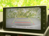 画面には車両後方の様子とガイド線が表示され、駐車時に周囲の位置関係を確かめる際に役立ちます。色分けされた目安も見やすく、画面を見ながら慎重に後退したい場面をサポートします。