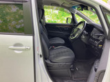 運転席まわりを見渡しやすく、前方や左右の視界を確保しやすいレイアウトです。シートには落ち着いた色調を採用し、乗り込む際も足元にゆとりを感じられる空間に仕上がっています。