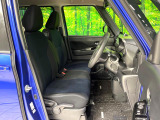 運転席まわりには十分なスペースがあり、大柄な方でもゆったり運転していただける環境です。