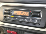 【オートエアコン】一度お好みの温度に設定すれば、車内の温度を検知し風量や温度を自動で調整。暑い&hellip;寒い&hellip;と何度もスイッチ操作をする必要はありません。快適な車内空間には必須の機能ですね♪