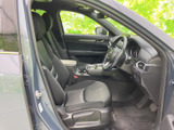 運転席まわりは前方を見渡しやすい配置で、シートも身体を預けやすい形状です。落ち着いた色調の室内は清潔感があり、毎日の移動も心地よく過ごせそうです。