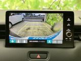 後方の様子を画面で確認でき、駐車時の周囲確認をサポート。ガイド表示も備わり、車庫入れや切り返しの際に目安として活用できる便利な装備です。日常の駐車を心強く支えます。