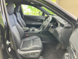 運転席と助手席にはゆったりとした座面が備わり、前席で落ち着いて過ごせる空間です。窓からの視界も広く、運転中の見通しに配慮された室内で、乗り降りの際にも使いやすさを感じられます。