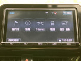 目的地検索や情報確認、電話、設定などのメニューが並び、画面から必要な項目を選びやすい構成です。音量やオーディオの操作ボタンも備わり、日常の移動をサポートします。