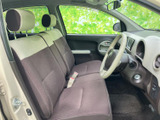 明るい色合いのシートと大きな窓で、運転席まわりは開放感のある空間です。座面や背もたれもゆったりとした形状で、前席に座る方も落ち着いて過ごせます。