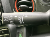 レバーには前後のワイパー操作に関する表示がまとまり、必要な設定を目で確認しやすい仕様です。天候の変化にも手元で対応しやすく、便利にお使いいただけます。
