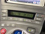【オートエアコン】一度お好みの温度に設定すれば、車内の温度を検知し風量や温度を自動で調整。暑い&hellip;寒い&hellip;と何度もスイッチ操作をする必要はありません。快適な車内空間には必須の機能ですね♪