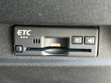 【ETC】有料道路を利用する際に料金所で停止することなく通過できる、ETC車載器(ノンストップ自動料金収受システム機器)が装備されています。セットアップを行うことで利用可能になります。