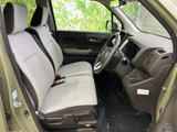 明るい色合いのシートと広がりを感じる窓で、運転席まわりも見通しのよい空間。座面や背もたれがゆったりと配置され、乗り降りの際にも落ち着いて過ごせます。