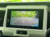 車両後方の映像と目安となるガイド線を画面で確認でき、駐車時の後退をサポートします。周囲の状況を確認しながら操作しやすく、狭い場所での駐車にも便利な装備です。