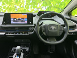 手元に各種スイッチがまとまり、運転姿勢を保ちながら必要な操作を行いやすいレイアウトです。前方を見ながら扱えるため、日常の運転を支えます。