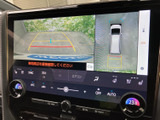 周囲の様子と車両の進行方向を画面で確認でき、駐車時の目安となるガイド線も表示されます。停車中には映像やテレビの視聴に利用でき、状況に応じて表示を切り替えながら便利にお使いいただけます。