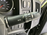 レバーには各操作の表示があり、手元で確認しながら扱える配置です。運転席から手を伸ばしやすい位置にまとまり、点灯操作などを行う際にも迷いにくく、日常の運転を支えます。