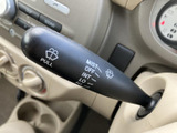 レバー上にワイパー操作の表示がまとまり、運転席から目で確認しやすい配置です。雨天時など視界を確保したい場面でも、必要な操作を手元で行える便利な装備です。