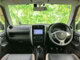 運転席から前方を見渡しやすい視界で、左右の窓から周囲の確認もしやすい室内です。シートにはゆったり座れる形状があり、同乗者も落ち着いて過ごせる空間となっています。