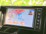 テレビ映像を画面で確認でき、停車中の待ち時間などに視聴を楽しめます。地図や各種情報の表示にも使えるモニターを備えており、車内で過ごす時間に合わせて活用いただけます。