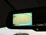 後方の映像に加え、画面上のガイドラインで駐車時の位置関係を確認できます。車庫入れや狭い場所での後退をサポートし、日々の駐車を心強く支えます。