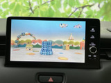 停車中に映像やテレビを楽しめるモニターを備え、休憩時間の過ごし方にも幅が広がります。画面表示が見やすく、車内での使い勝手にも配慮された装備です。ぜひご確認ください。