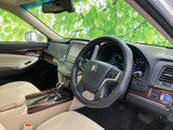 前席まわりは明るい色合いでまとめられ、運転席から前方を見渡しやすいレイアウトです。ゆったりとしたシートと落ち着いた室内空間で、日々の移動を快適に過ごせます。