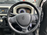 握りやすい形状のステアリングを通して、運転席からメーター類も見渡せる配置です。前方を確認しながら手元で操舵でき、日常の運転でも自然な姿勢で操作しやすい空間になっています。
