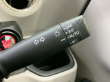 レバーには方向指示器とライト関連の表示があり、操作位置を確認しやすい設計です。運転席から手を伸ばしやすい位置に備わり、日常の運転で必要な灯火類の操作を行えます。