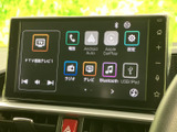 ホーム画面には電話や音楽、テレビなどのメニューが並び、使いたい項目を見つけやすい表示です。各アイコンが整理されており、画面を見ながら目的の機能を選びやすいので、日々の利用にも便利です。