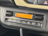 【オートエアコン】一度お好みの温度に設定すれば、車内の温度を検知し風量や温度を自動で調整。暑い&hellip;寒い&hellip;と何度もスイッチ操作をする必要はありません。快適な車内空間には必須の機能ですね♪