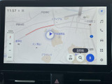 地図上で現在地や周辺の道路を確認でき、目的地の検索にも活用できます。画面上の案内や操作項目が見やすくまとめられており、行き先の確認に役立ちます。