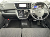 運転席まわりにはメーターや画面、各種スイッチがまとめられ、前方を見ながら確認しやすい配置です。前席からの視界も確保され、乗り込んだ際に車内全体を見渡しやすい空間です。