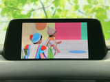 映像を画面に表示できるTV機能を備え、停車中の待ち時間にテレビ番組などを視聴できます。お出かけ先での休憩時にも活用しやすく、車内で過ごす時間に楽しみを添えてくれる装備です。