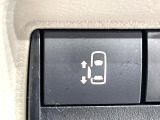【パワースライドドア】スマートキーや運転席のスイッチでスライドドアの開閉が可能♪電動だから力を入れてドアを開ける必要が無く、小さいお子様でも、重い荷物を持っている時もラクに開け閉めできます♪