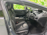 ゆったりとしたシートと前方へ広がる視界で、運転席まわりを落ち着いて過ごせる空間にまとめています。座面や背もたれの形状にも注目。乗り降りしやすいドア開口部から、室内の使い勝手をご覧いただけます。