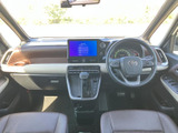 運転席から前方を見渡しやすく、左右の視界も確保された運転席まわりです。落ち着いた色合いのシートとすっきりした室内で、毎日の移動も快適に過ごせそう。助手席との距離感にもゆとりがあります。