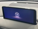 【メーカー純正10インチナビ】インテリアに溶け込むスタイリッシュな「専用設計」メーカーナビを装備♪視認性や操作性など基本性能にも優れ、より上質なカーライフをお楽しみいただけます。