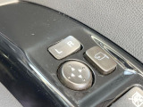 【電動格納ミラー】サイドミラーは電動格納式となっており、狭い駐車場でもキズがつくリスクを抑えられます。