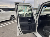 落ち着いた黒基調の内張りに、窓からの明るさが広がる運転席まわり。ドアポケットも備わり、乗り降りの際に目に入る室内をすっきりとまとめています。
