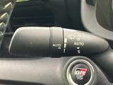 レバーにはワイパーの操作表示やAUTOの表記があり、設定内容を確認しやすい仕様です。ステアリングの近くに配置されているため、雨天時などにも手元で操作でき、運転中の視界確保に役立つ装備です。