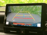 後方の映像とガイド線を画面で確認でき、駐車時の位置合わせをサポートします。周囲の状況は目視でも確認しながら、バックでの駐車や車庫入れに役立てていただけます。