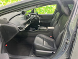 シートに座ると前方まで見渡しやすく、運転席と助手席がすっきりまとまった室内です。座面と背もたれが身体を支える形状で、乗り降りの際も開口部にゆとりがあります。落ち着いて過ごせる空間です。