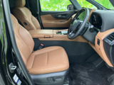 明るい色合いのシートと、ゆとりを感じる座面が運転席まわりを包みます。前方の視界が開け、着座した際も周囲を確認しやすい環境で、毎日の移動を快適に支えます。