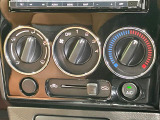 寒い冬も暑い夏も全席に快適な空調を届けてくれる、ダイヤル式エアコンを装備♪